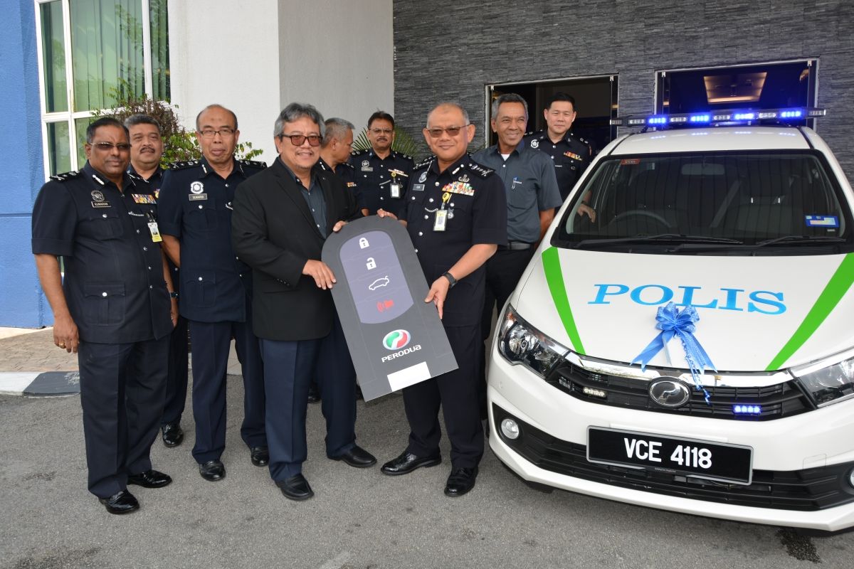 CSR - PERODUA CONTRIBUTES BEZZA PATROL CARS TO SELANGOR POLICE